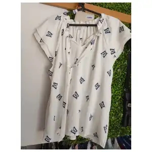Blusa blanca bordada mangas cortas miniatura 2