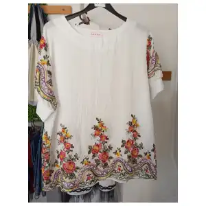 Blusa blanca bordada mangas cortas miniatura 1